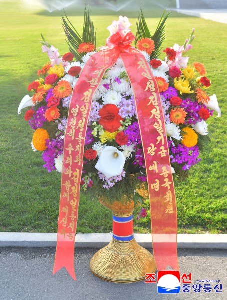 Flower Baskets to Statues of Great Leaders from Abroad