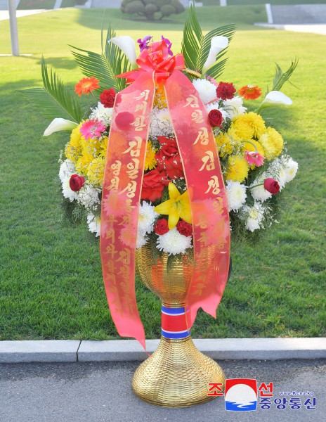 Flower Baskets to Statues of Great Leaders from Abroad