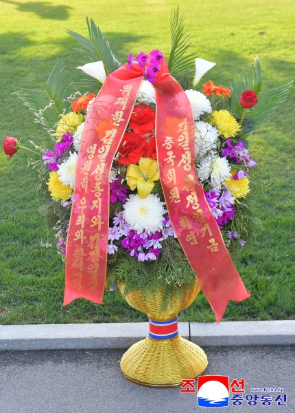 Flower Baskets to Statues of Great Leaders from Abroad