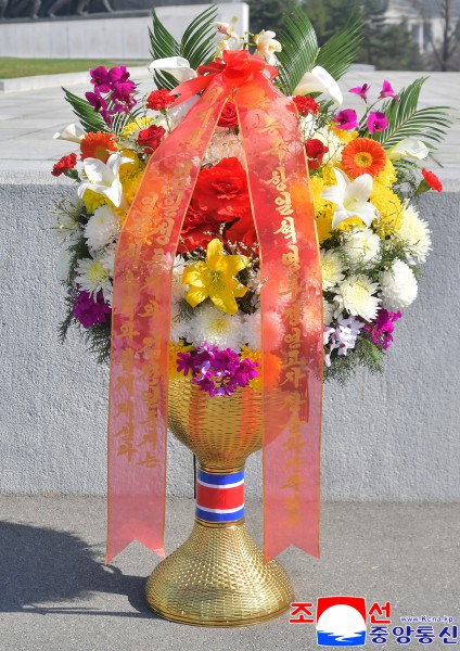Flower Baskets to Statues of Great Leaders from Abroad