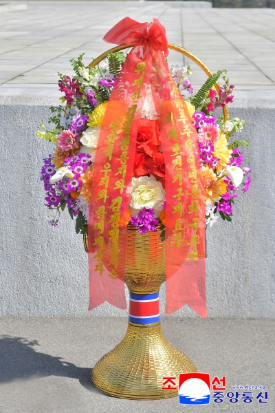 Flower Baskets to Statues of Great Leaders from Abroad