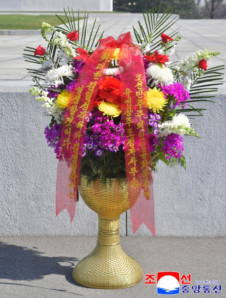 Flower Baskets to Statues of Great Leaders from Abroad