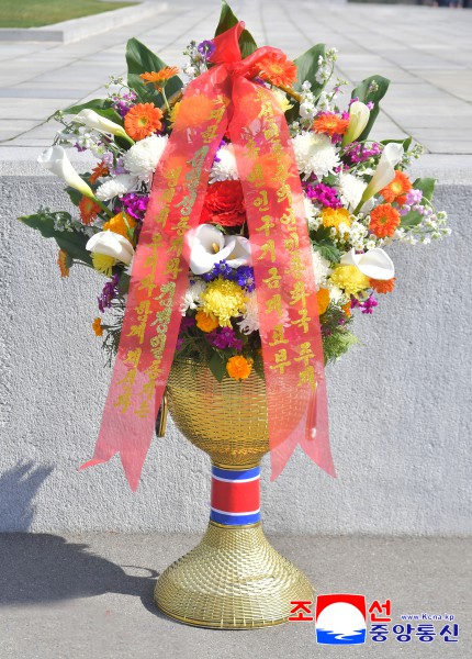 Flower Baskets to Statues of Great Leaders from Abroad