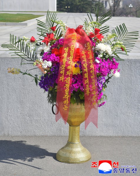 Flower Baskets to Statues of Great Leaders from Abroad