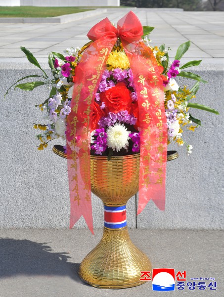 Flower Baskets to Statues of Great Leaders from Abroad