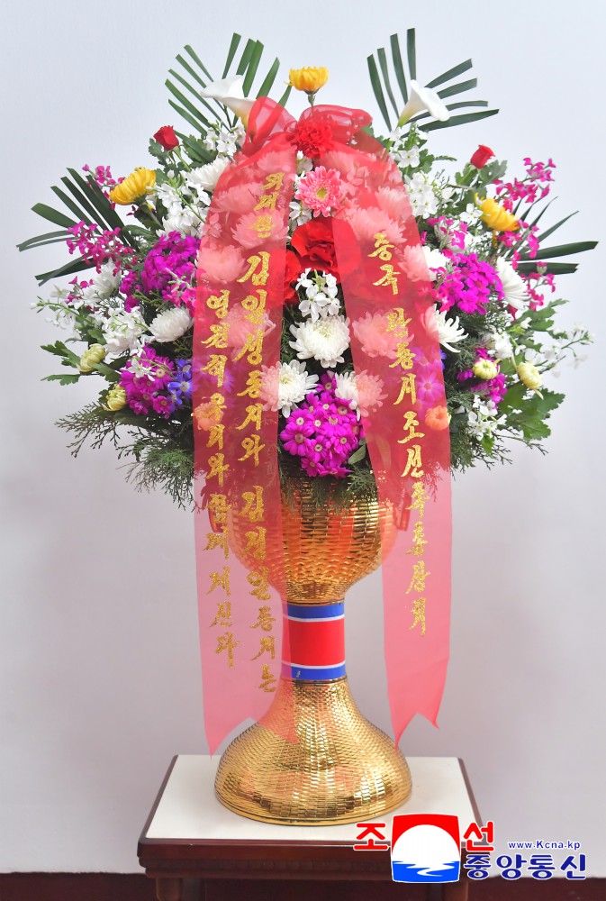 Flower Baskets to Statues of Great Leaders from Koreans in China