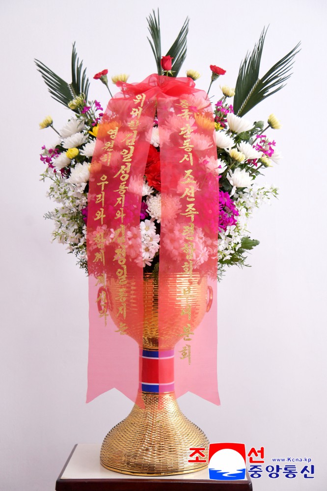 Flower Baskets to Statues of Great Leaders from Koreans in China