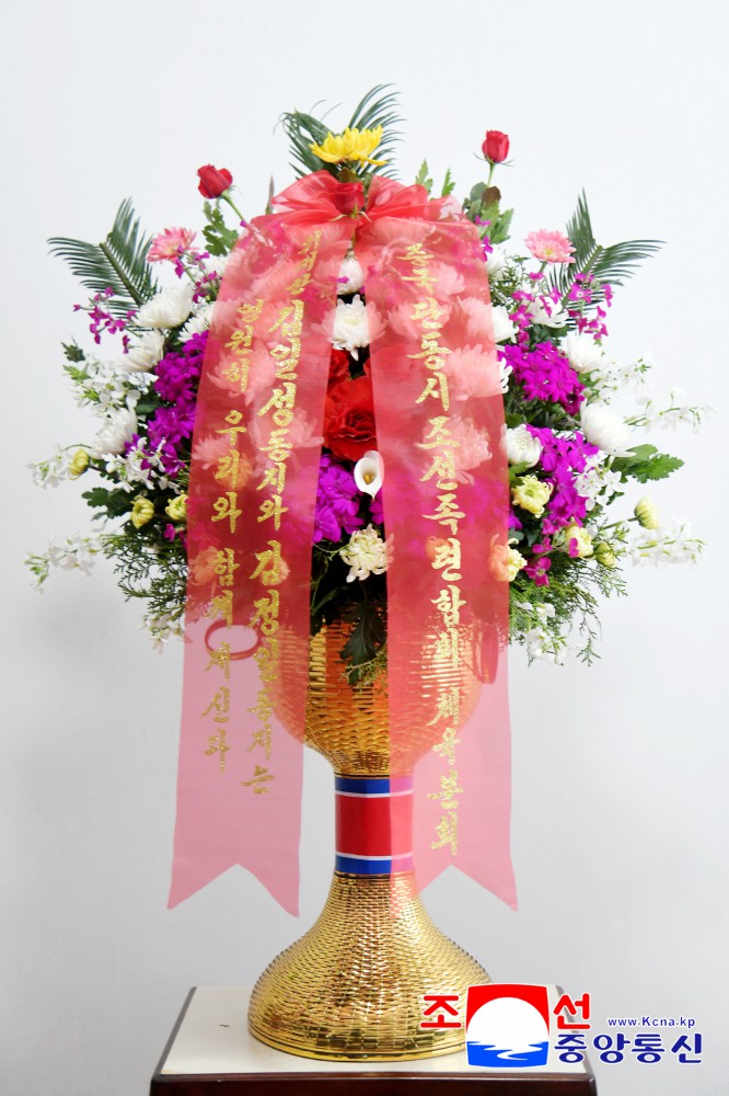 Flower Baskets to Statues of Great Leaders from Koreans in China