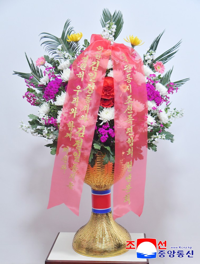 Flower Baskets to Statues of Great Leaders from Koreans in China