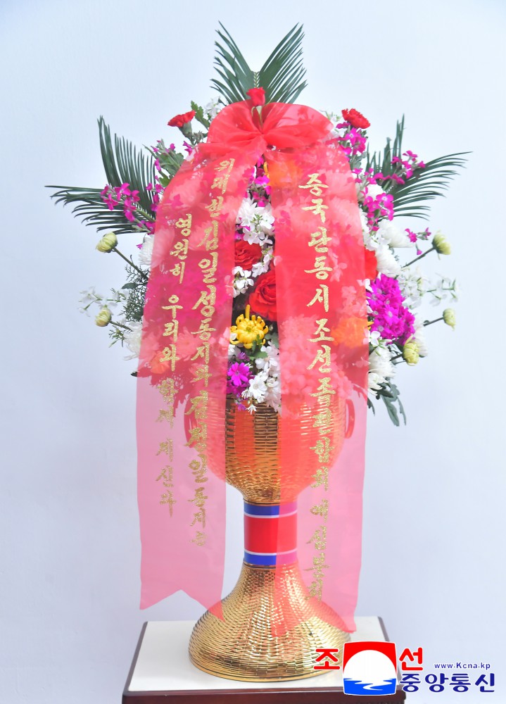 Flower Baskets to Statues of Great Leaders from Koreans in China