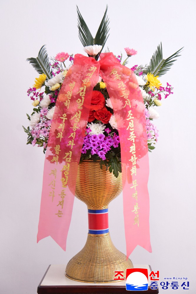 Flower Baskets to Statues of Great Leaders from Koreans in China