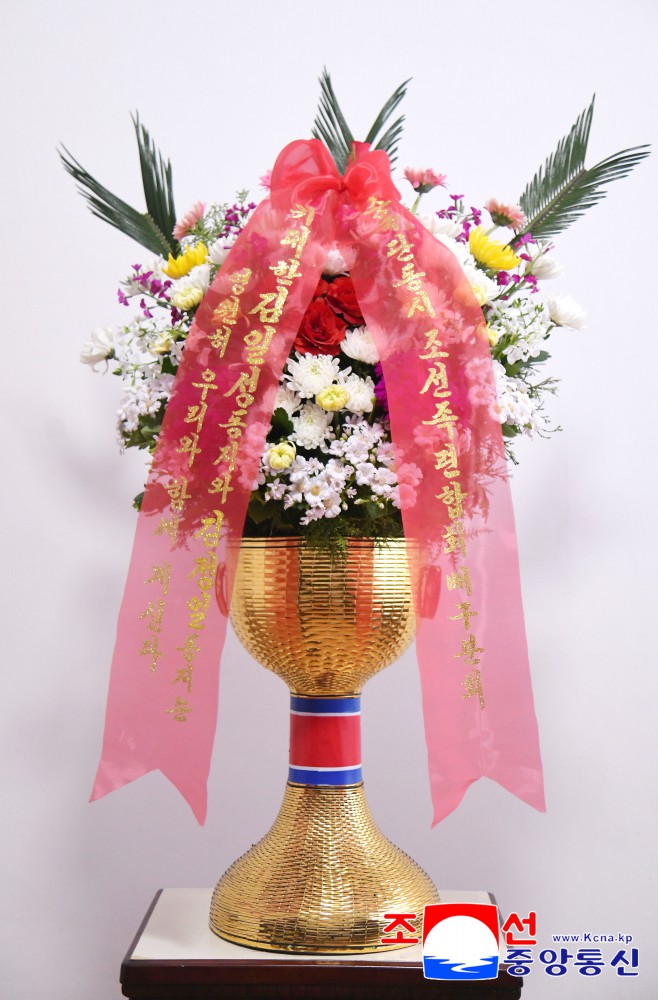 Flower Baskets to Statues of Great Leaders from Koreans in China