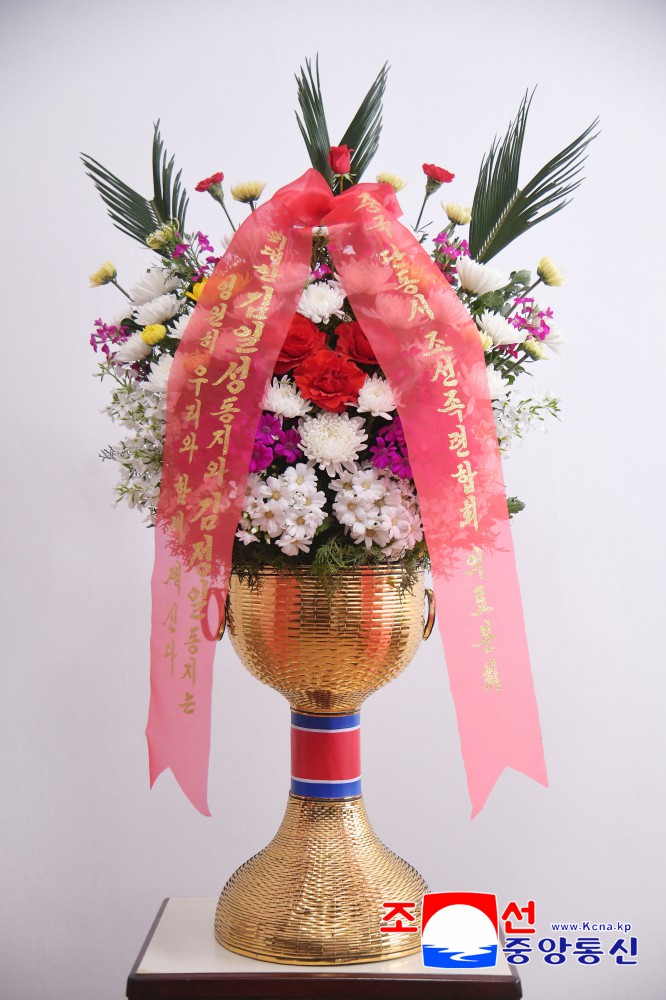 Flower Baskets to Statues of Great Leaders from Koreans in China