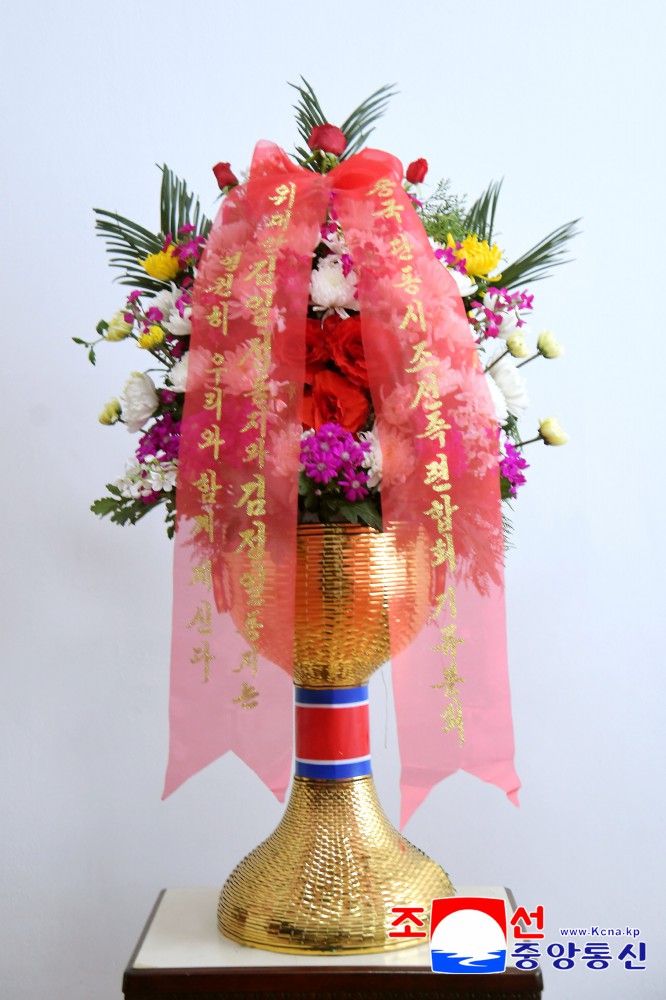 Flower Baskets to Statues of Great Leaders from Koreans in China