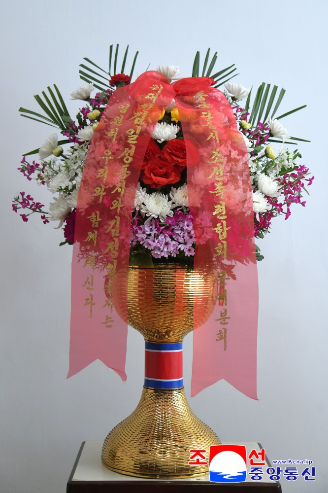 Flower Baskets to Statues of Great Leaders from Koreans in China