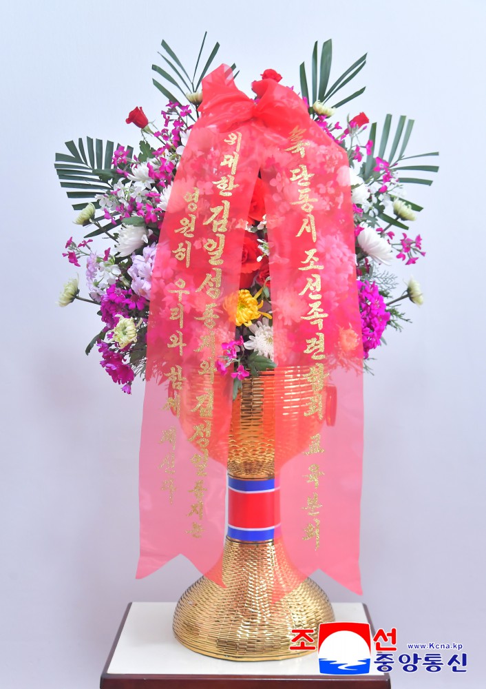 Flower Baskets to Statues of Great Leaders from Koreans in China