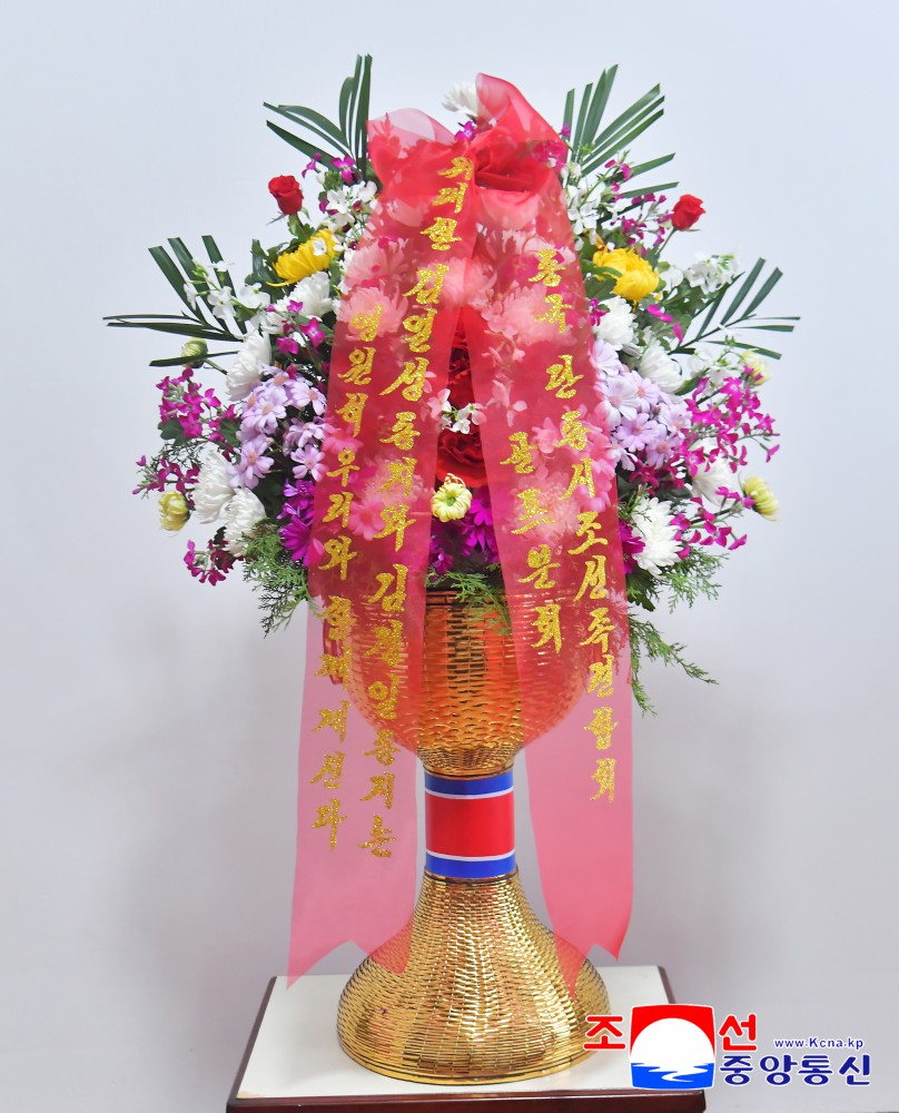 Flower Baskets to Statues of Great Leaders from Koreans in China