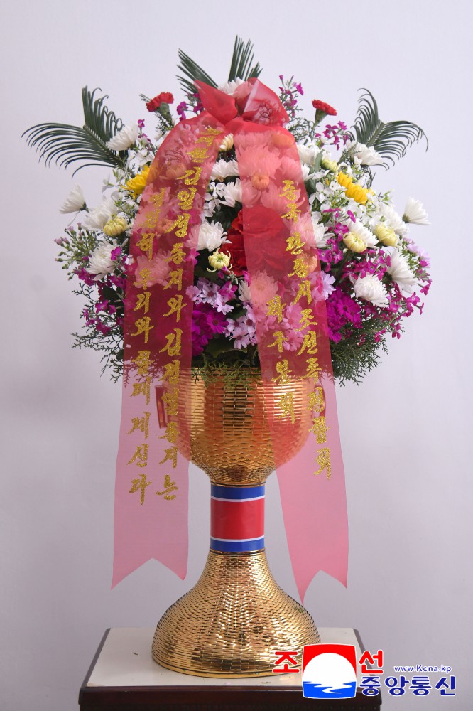 Flower Baskets to Statues of Great Leaders from Koreans in China