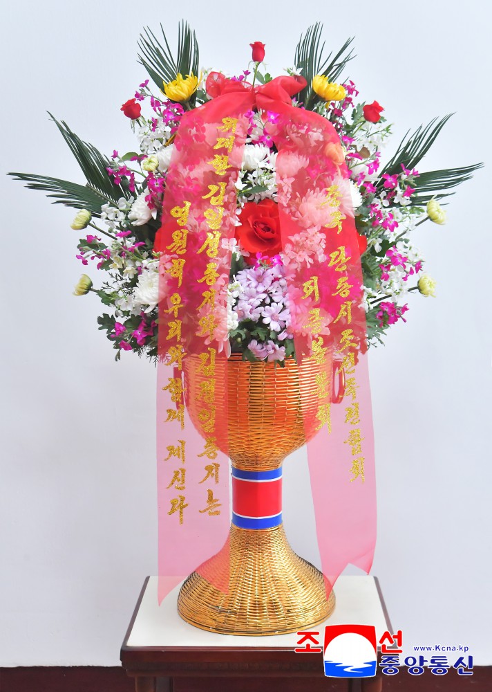 Flower Baskets to Statues of Great Leaders from Koreans in China