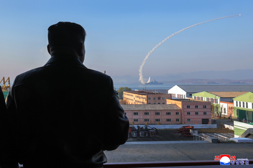 다목적구축함 《최현》호의 함무장체계들에 대한 전투적용성시험에 착수