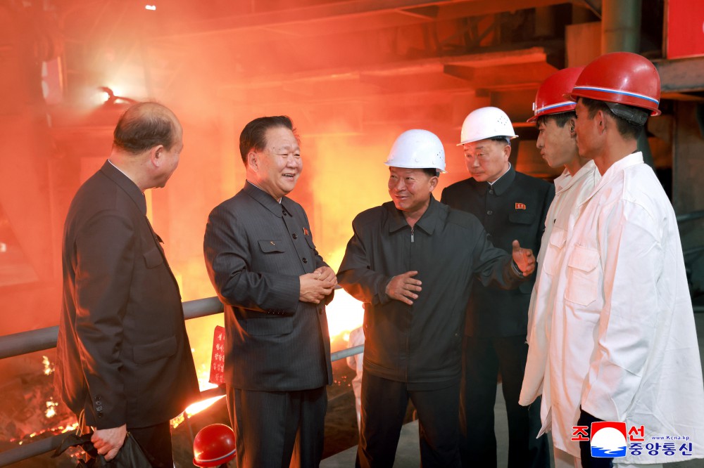 党政领导干部看望各地劳动群众祝贺“五一”国际劳动节
