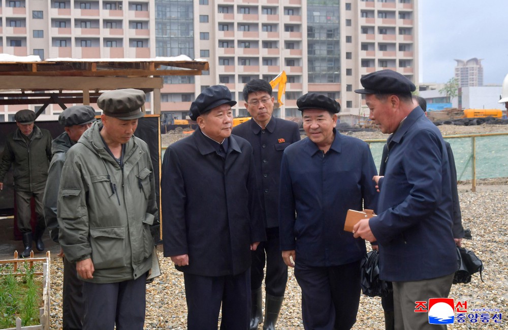 党政领导干部看望各地劳动群众祝贺“五一”国际劳动节