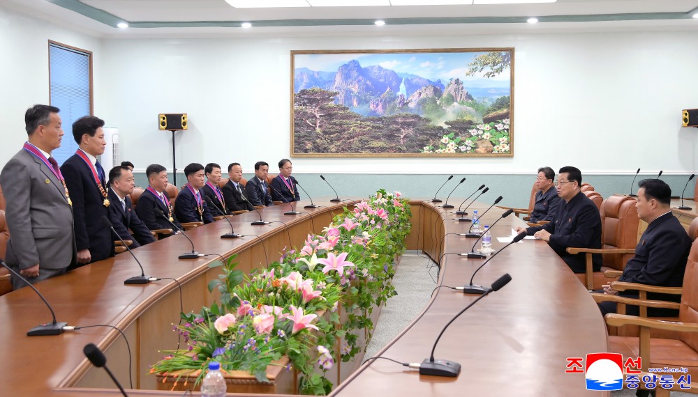 党政领导干部看望各地劳动群众祝贺“五一”国际劳动节