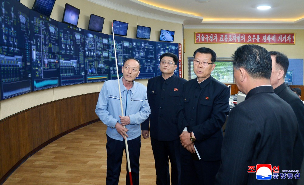 党政领导干部看望各地劳动群众祝贺“五一”国际劳动节