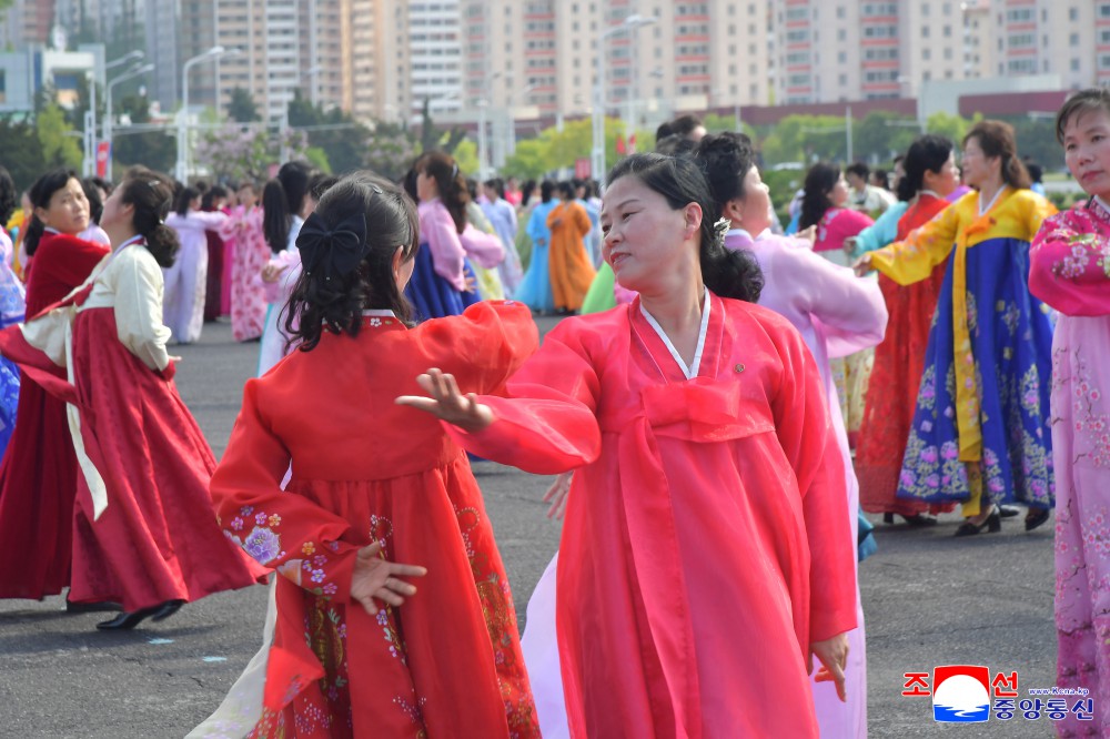 女盟工作人员和女盟盟员举行庆祝舞会