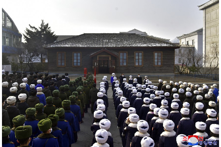 경애하는 아버지 김정은원수님께 전국학생소년들의 배움의 천리길답사행군대의 강계도착전보문을 삼가 올리는 모임 진행