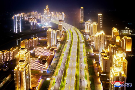 Fascinante panorama nocturno de la avenida Hwasong