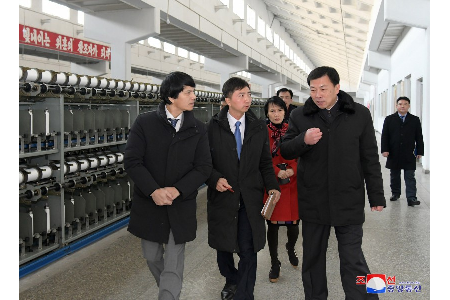 Miembros de embajada vietnamita visitan Fábrica Textil Kim Jong Suk de Pyongyang