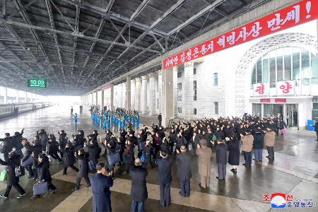 Parten de Pyongyang las participantes en la V Conferencia Nacional de Madres
