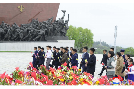 위대한 수령님들의 동상에 인민군장병들과 근로자들,청소년학생들 꽃바구니 진정